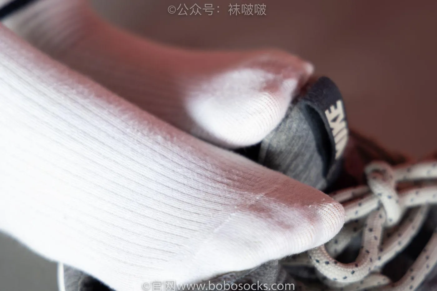 [BoBoSocks袜啵啵]NO.018 木木-运动鞋、白棉袜、裸足 [136P]插图3
